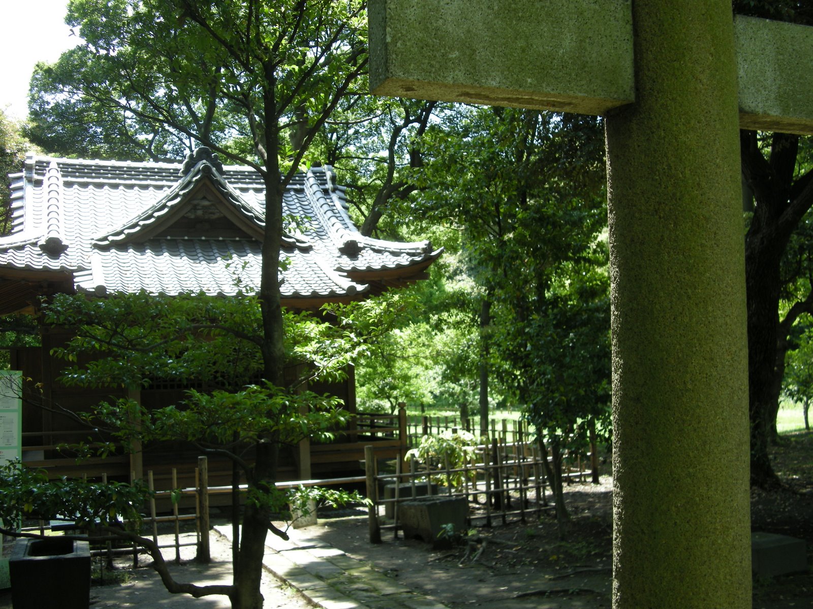 [hamarikyuu+torii+and+cottage.JPG]