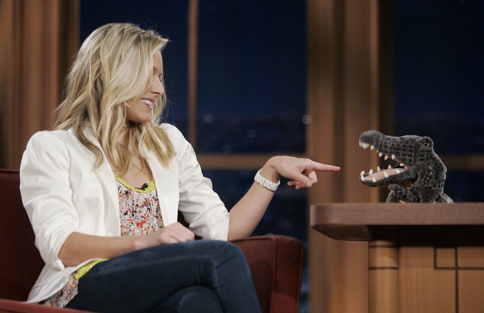 [17077_kristen_bell_the_late_late_show_021209_09_122_456lo.jpg]