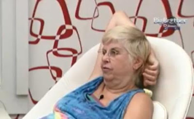 maira toma banho