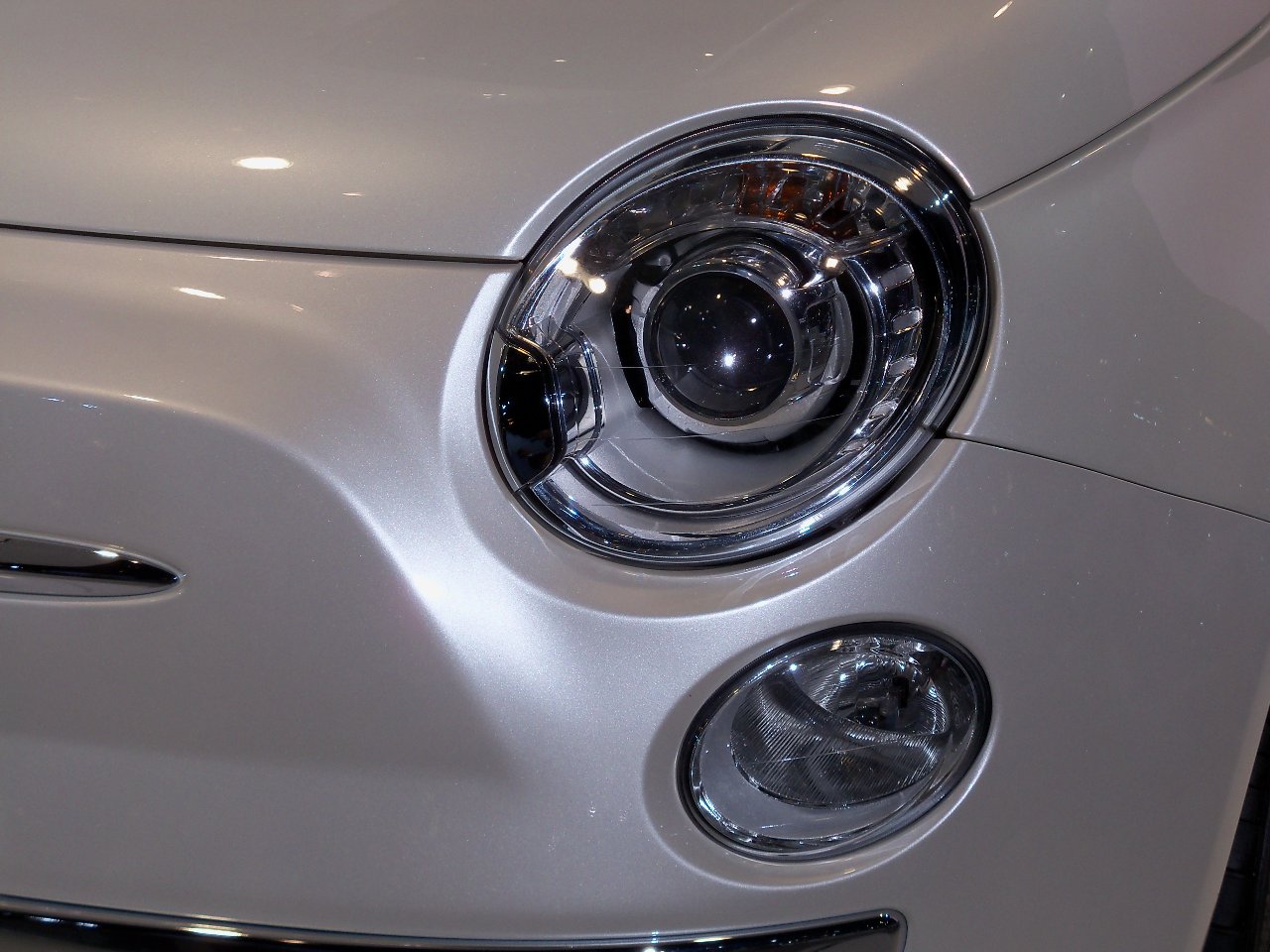 Fiat500USA-Fiat_500-NYIAS_Xenon.JPG