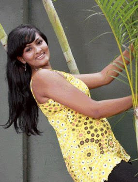 Sexy Lankan Actress Piumi Purasinghe