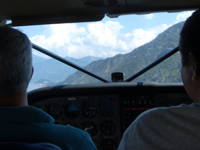 Voando sobre o Lago Como num hidrovião