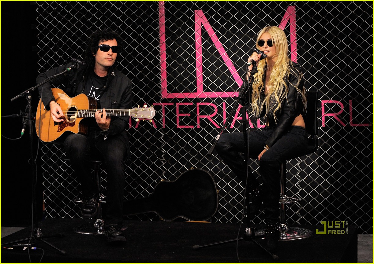 http://3.bp.blogspot.com/_7RiQ45N2reU/TFlxRI-D7NI/AAAAAAAANlE/gZEK9Qb4-Ew/s1600/taylor-momsen-material-girl-launch-11.jpg