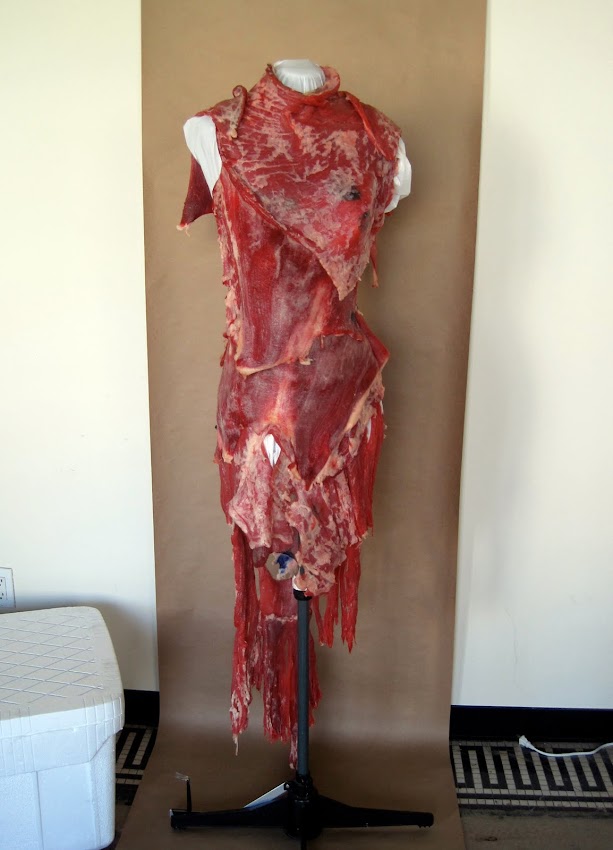 ¿Lady Gaga usó un vestido hecho de carne REAL? Respuesta: SI (Franc Fernandez)