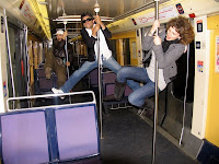 Fotografia da equipa do Consigo pendurada nas barras do Comboio, a caminho da Eurodisney