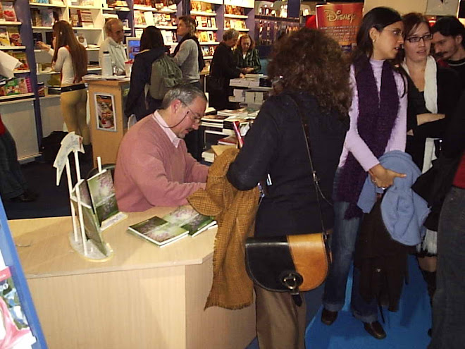 FIRMA DE EJEMPLARES EN LA FERIA INTERNACIONAL DEL LIBRO DE BUENOS AIRES