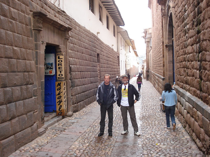 A esquerda muro construido pelos Incas, a direita pelos Espanhois