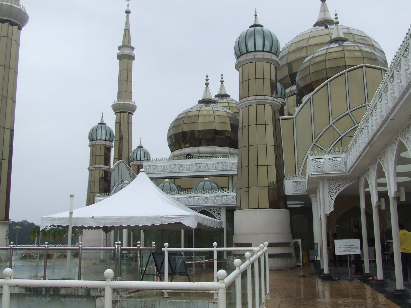 LQcMA 2009-2020 (forever): MASJID KRISTAL MALAM VS SIANG