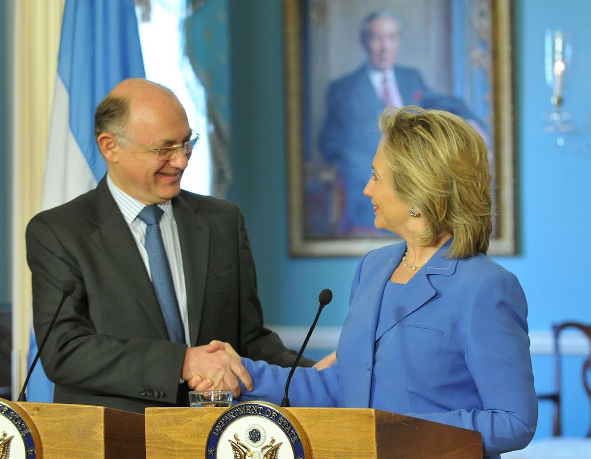 http://3.bp.blogspot.com/_7n65sKmXWws/TGQMjIqoi1I/AAAAAAAAEI8/KO4QkgWaEeg/s1200/Timerman_con_Hillary.jpg