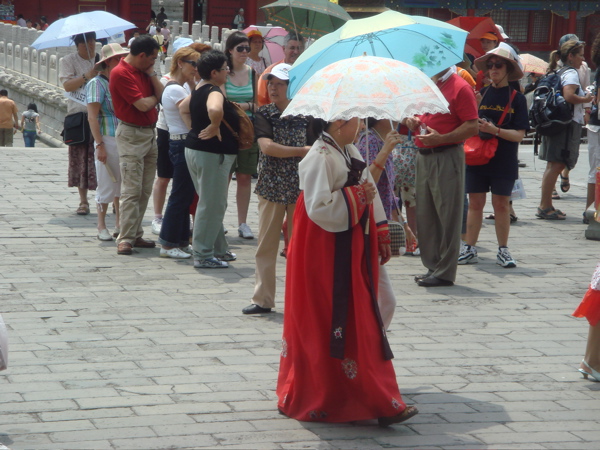 [KOREAN+CHINESE+WOMAN+WITH+UNBRELLA.jpg]
