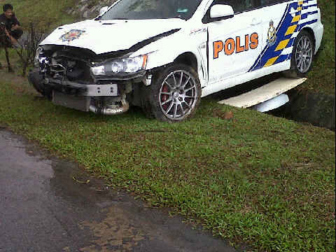 Some photos of our police force's EVO X met in an accident on highway