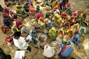 Un grupo de mujeres “ficha” antes de empezar a trabajar en el pueblo de Bharma en India