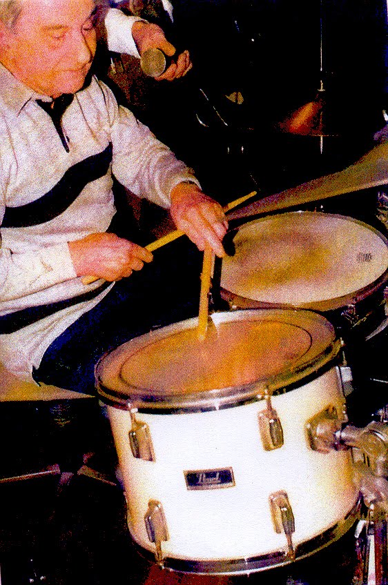[Juquinha(pic+4,drums,2009).jpg]