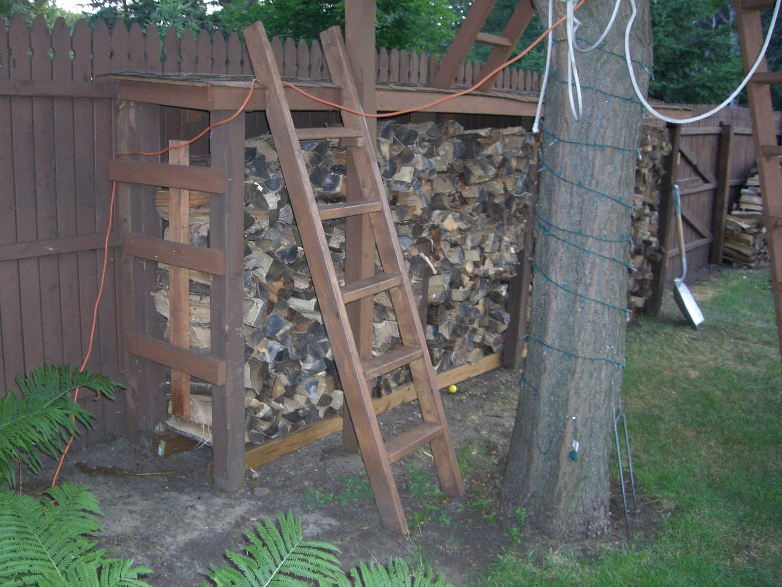 [WoodHut4.JPG]