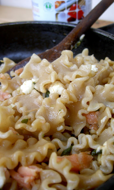 pasta integrale con germogli di soia, salmone e formaggio