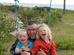 Morfar med våra härliga barnbarn Stina och olle en sommardag i deras stuga i Järnäsklubb