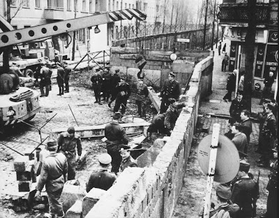 Bilden föreställer byggandet av berlinmuren