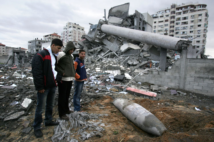 [Drei+palästinensische+Jugendliche+vor+einer+israelische+Bombe+nahe+des+Bildungsministeriums+in+Gaza-Stadt..jpg]