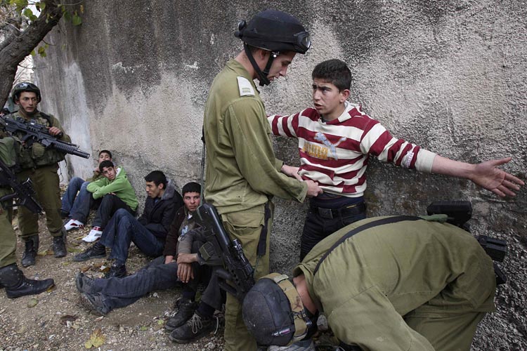 [In+Hebron+durchsucht+ein+israelischer+Soldat+einen+palästinensischen+Jungen+nach+Waffen+und+Sprengstoff.jpg]