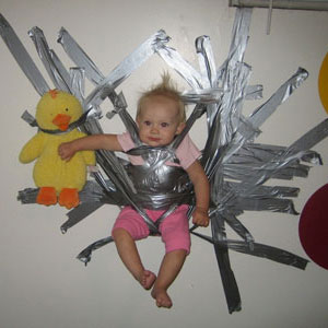 [bebe_pegao_pared.jpg]