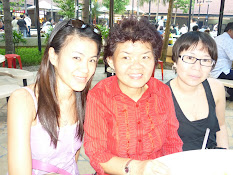 2010年 在新加坡时校友们与庄老师会面'