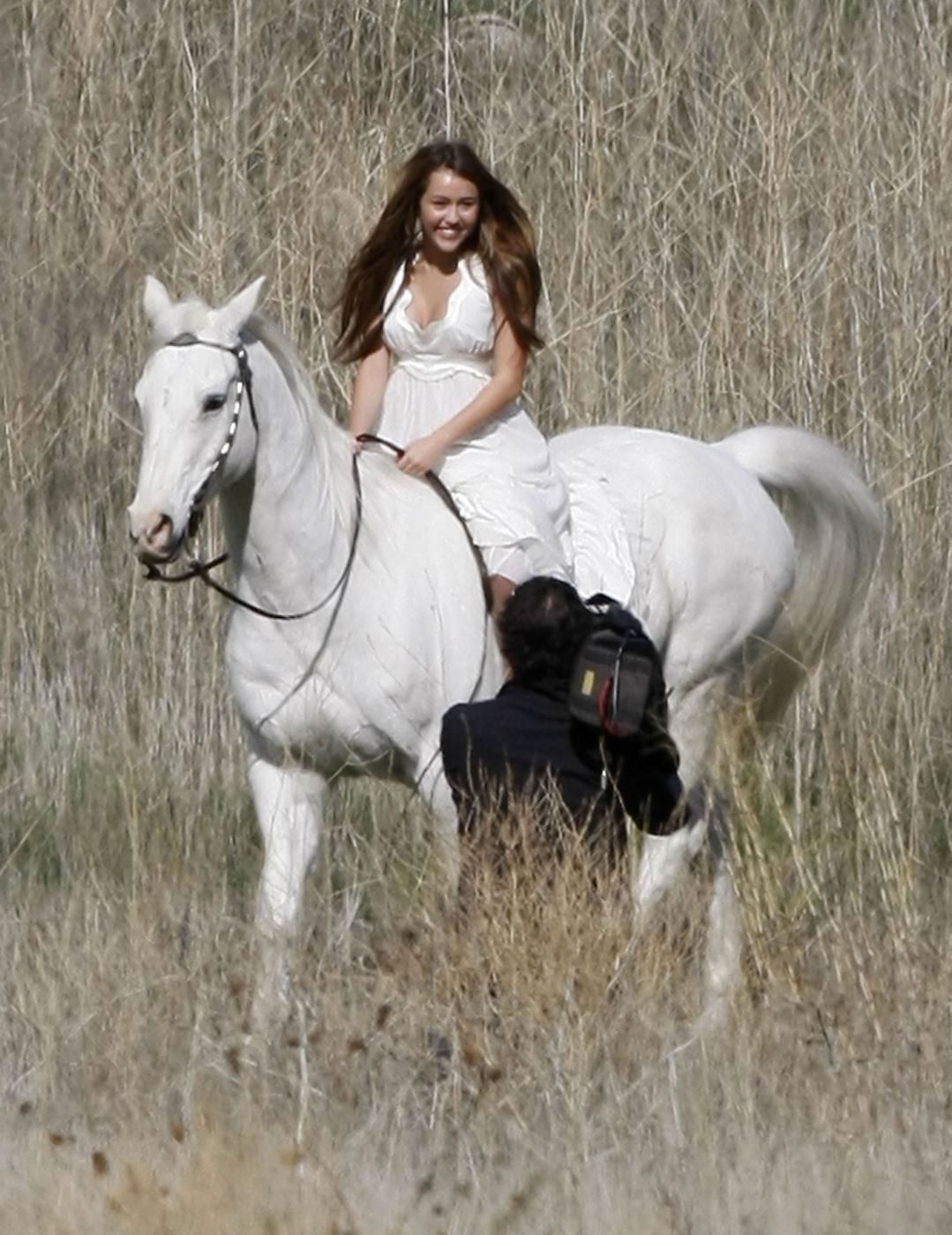 Подружки на белой лошади - 17 фото