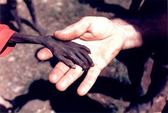 يد صبي من اوغندا مشرف على الموت جوعاً ويد المشرف على الاغاثة1980