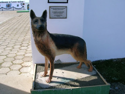 DIA DEL PERRO Escultura-perros-d-guerra+en+Malvinas