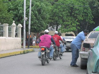 A Caracas, des nues de motos-taxis pour rpondre  la crise des transports Quibor+moto+taxis