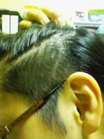 髪型は前髪アシンメトリーと両サイドライン入りヘアスタイル。