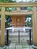 埼玉県越谷市の久伊豆神社にある真っ白で綺麗な新築の社の巻。