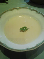 地元のフランス料理店『ブラッスリー320』の冷たい桃のスープの巻。