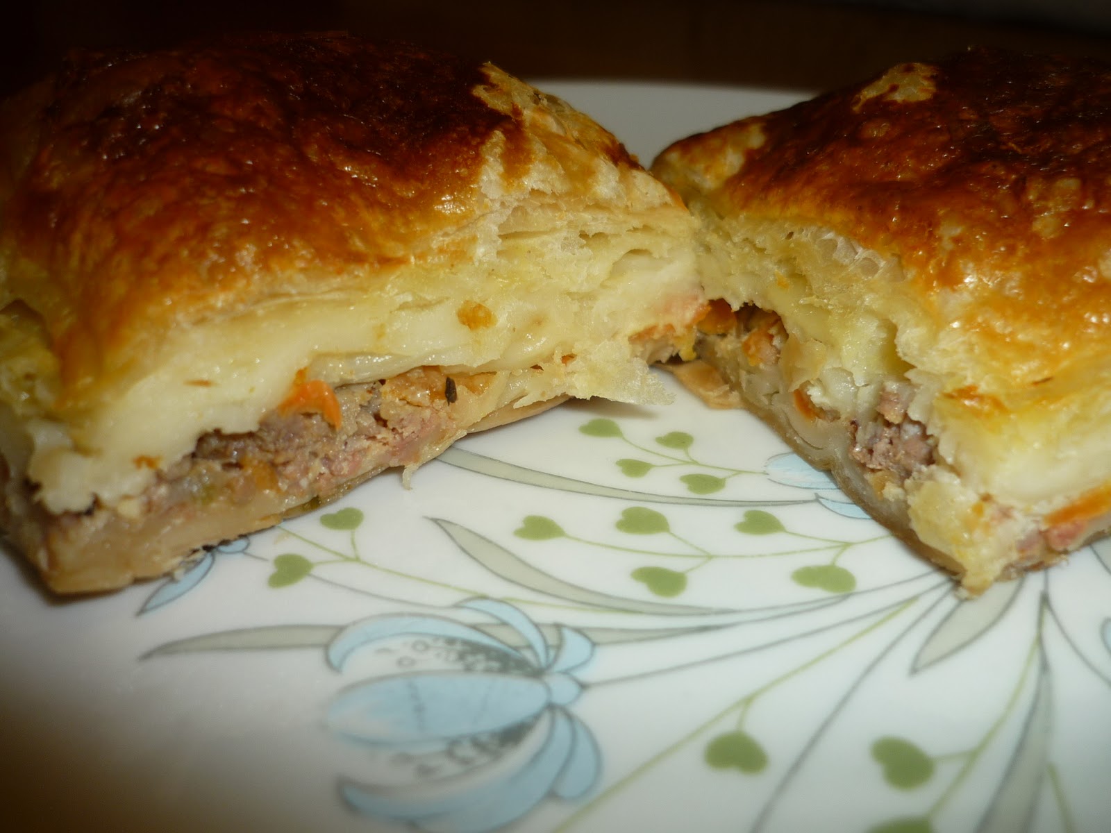 Emel Mutfakta Milföylü, Yufkalı, Kıymalı Börek.