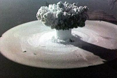 http://3.bp.blogspot.com/_8adFNycaanI/SRXaR-I8V6I/AAAAAAAAARY/U3wtyiE6Bdw/s400/Russian+underwater+test+1955.JPG