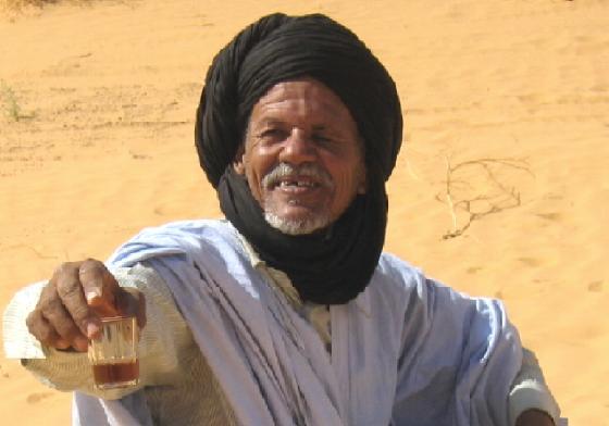 1830198-Baba_offering_tea_in_the_desert-Mauritania.jpg