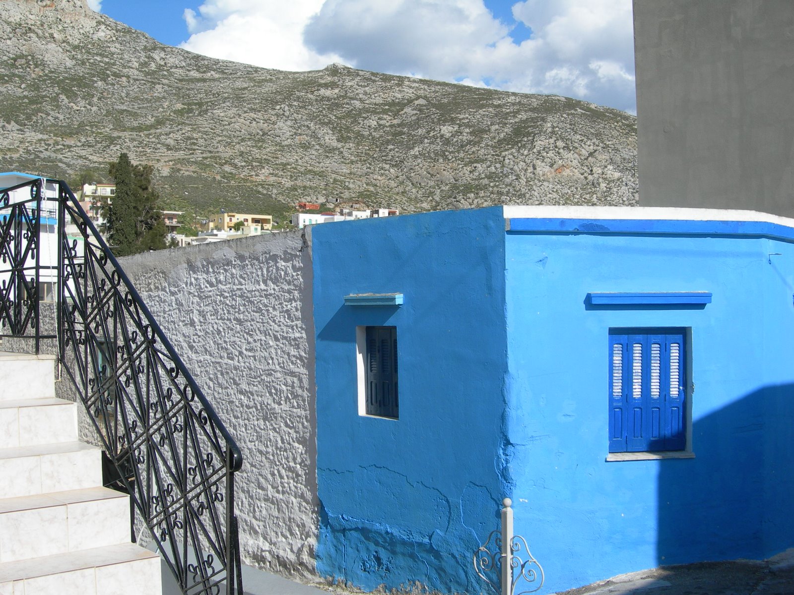 [wee+blue+corner+house+with+blue+shuttersx+(1).JPG]