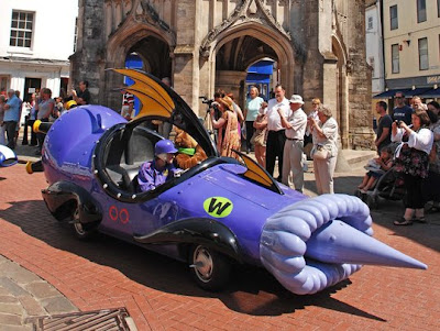 Carros de verdade revivem o desenho 'Corrida maluca' em anúncio do