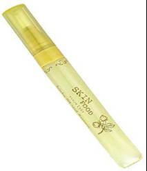 This rich oil nail essence containing jojoba oil nourishes and moisturizes