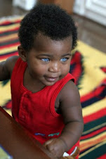Mais uma foto de um bebé feliz, com olhos da cor do céu!