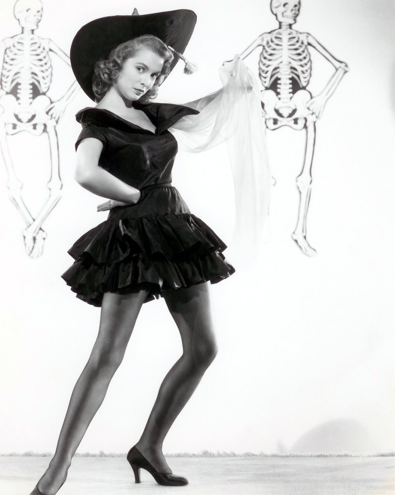 [Halloween-+Leigh,+Janet_02.jpg]