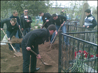Friends covering the grave of Eugen Tapu