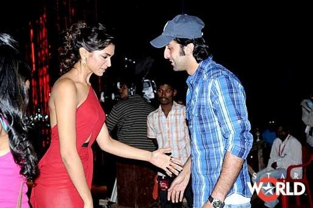 http://3.bp.blogspot.com/_9AWevGaDpQA/TOUlgEfLinI/AAAAAAAAEUM/YRPJq5Lh8-0/s1600/Deepika-Ranbir-Sonam-On-The-sets-Of-Koffee-with-Karan.jpg