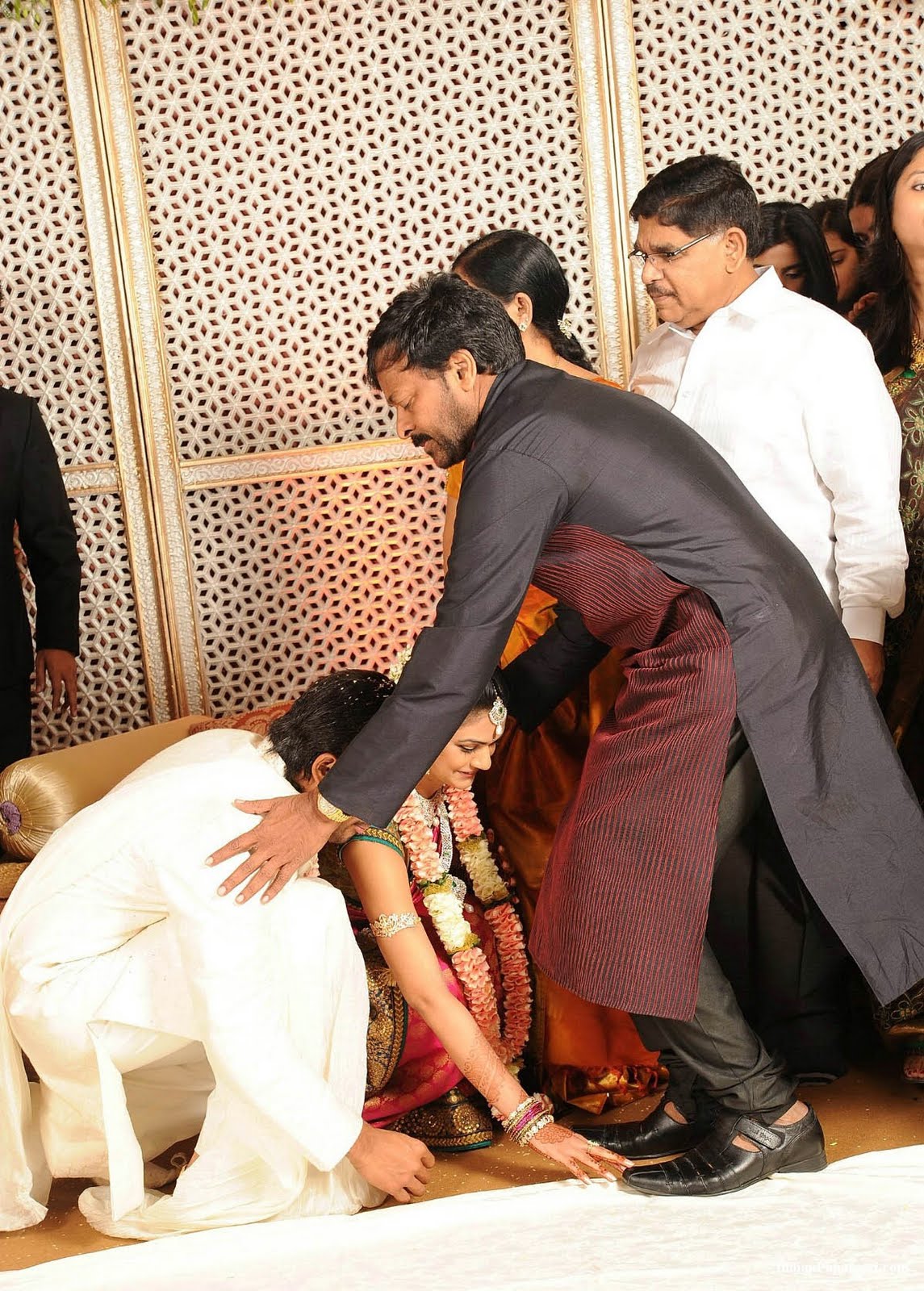 http://3.bp.blogspot.com/_9AWevGaDpQA/TPC1MiNGLvI/AAAAAAAAEus/sWoj8zsHkXM/s1600/Allu%2Barjun%2BEngagement%2Bwedding00-7.jpg