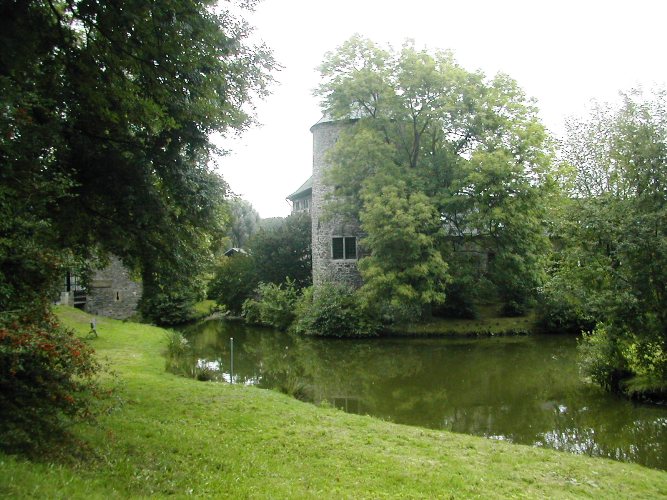 [Water+Castle+in+Ratingen.JPG]