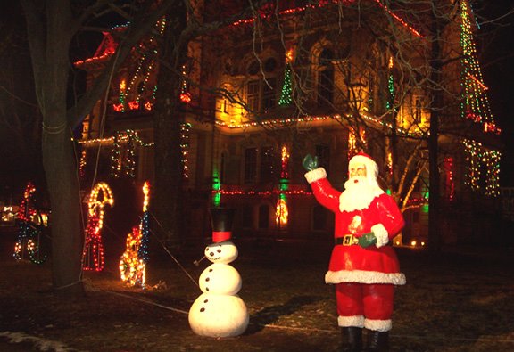 [Frosty-Santa-GroundLevelWithCourthouse-Dec05.JPG]