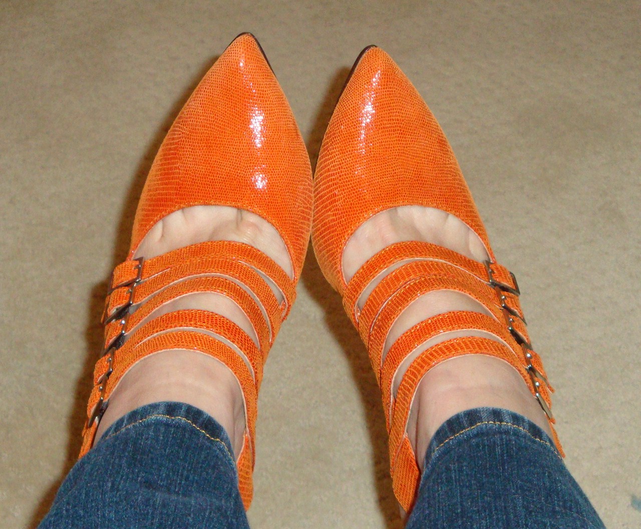 Enfin, je presente les chaussures oranges! une femme d'un certain âge