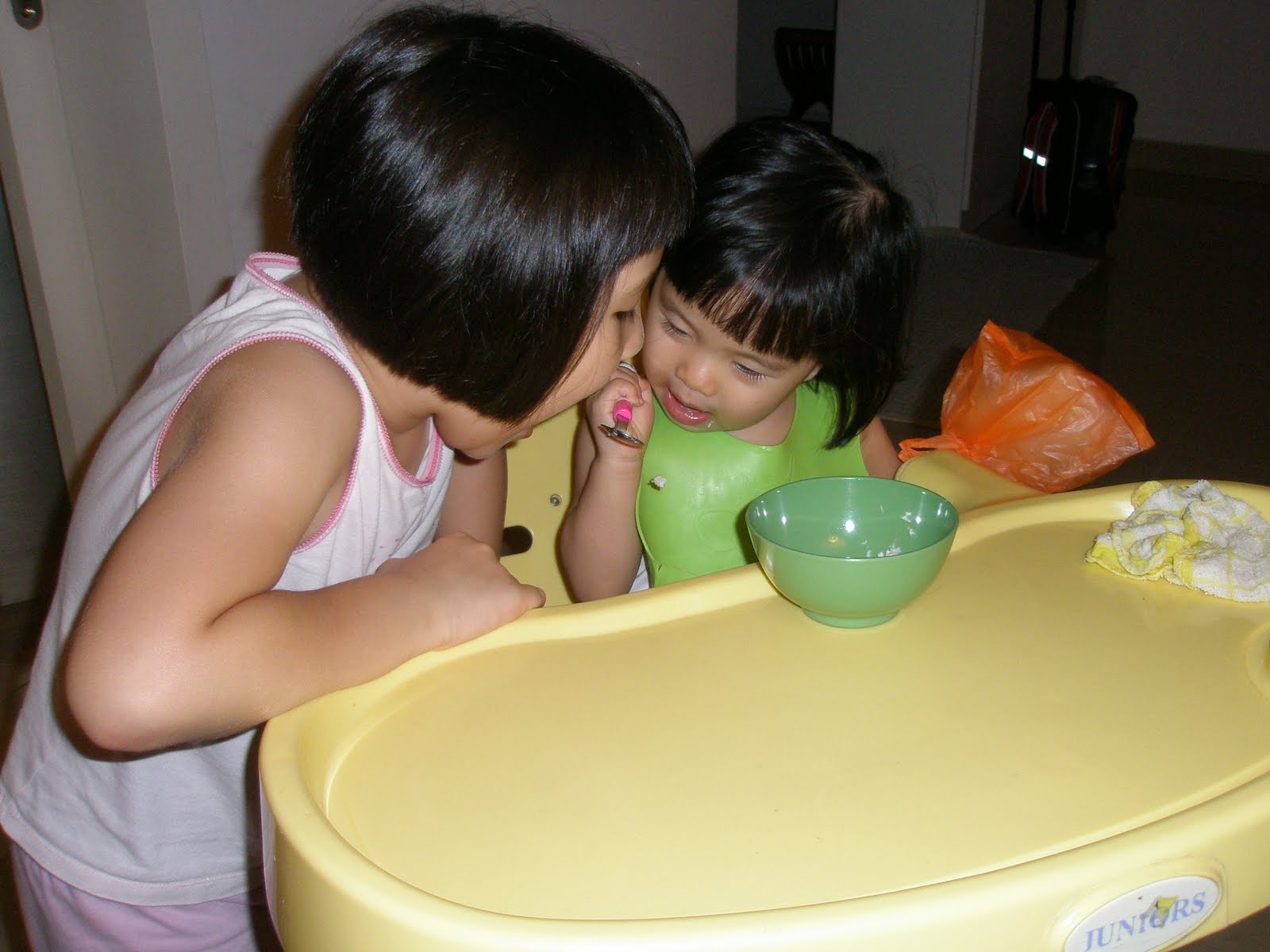 [Giraffe+fr+Guardian,+BBC's+bandaged+hand+002.jpg]