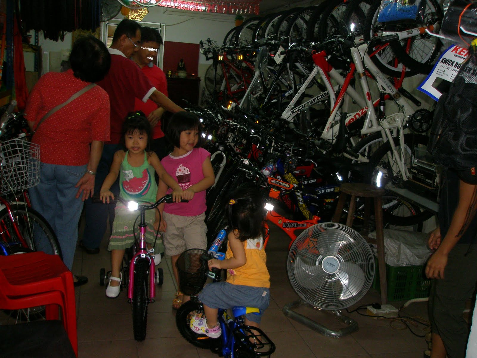 [choosing+bicycles.JPG]