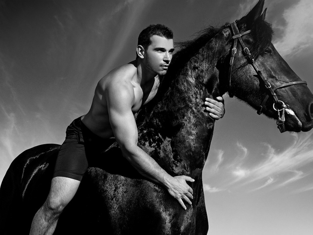 Белая женщина оседлала черного парня Белая женщина оседлала черного парня