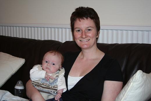 [tom_with_mum_sofa.JPG]